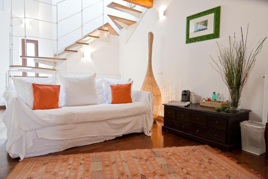 米兰圣米歇尔公寓的客厅配有带橙色枕头的白色沙发