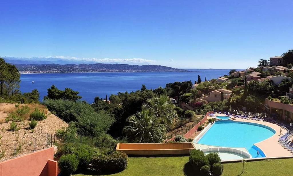 泰晤勒·苏尔·梅尔Rousseau的享有水景的带游泳池的度假酒店