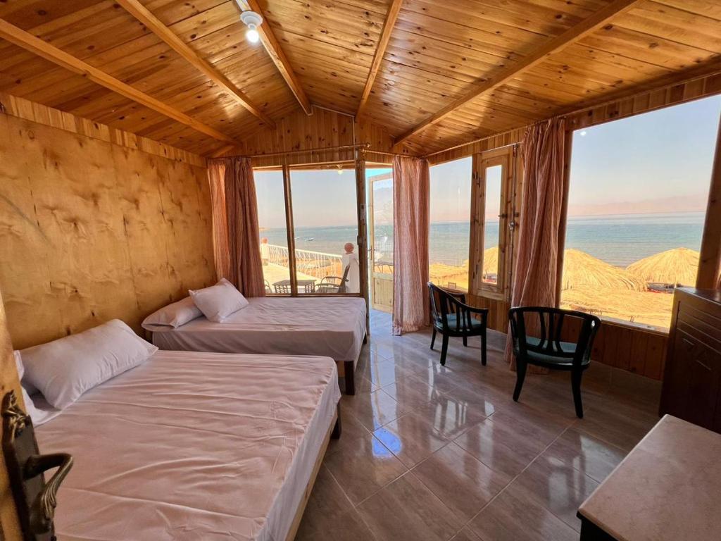 NuweibaPanorama Lodge Nuweiba的海景客房 - 带两张床