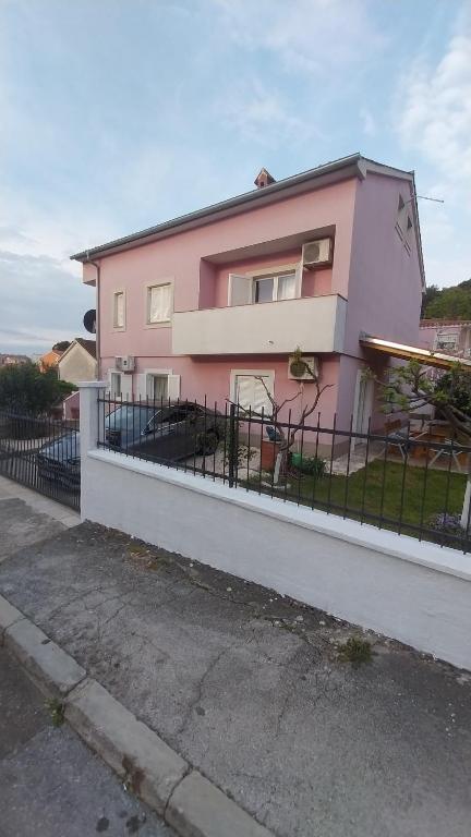普拉JAN3的粉红色的房子,前面有栅栏