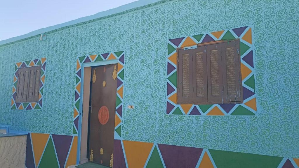 锡瓦Nubian Bayt Ward in Siwa的一面有彩色壁画的建筑