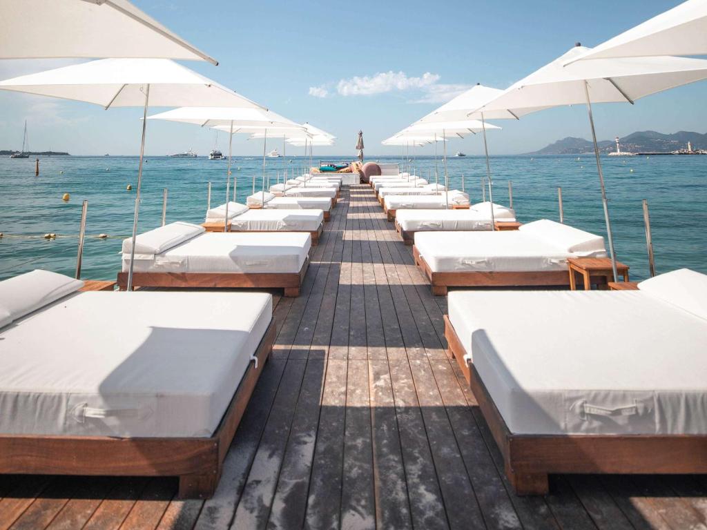 戛纳Mondrian Cannes的水面上一排的床铺