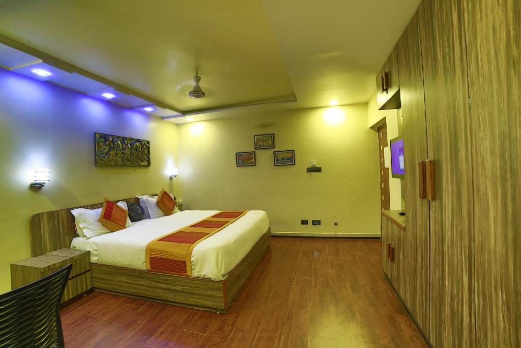卜山Shaleen Elegance Homestay Nakki Lake 400 meters的一间卧室,卧室内配有一张大床