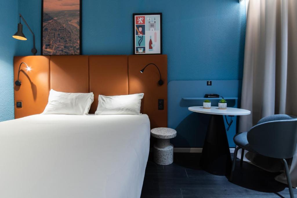 达迪利里昂北部宜必思酒店的酒店客房配有一张床铺和一张桌子。
