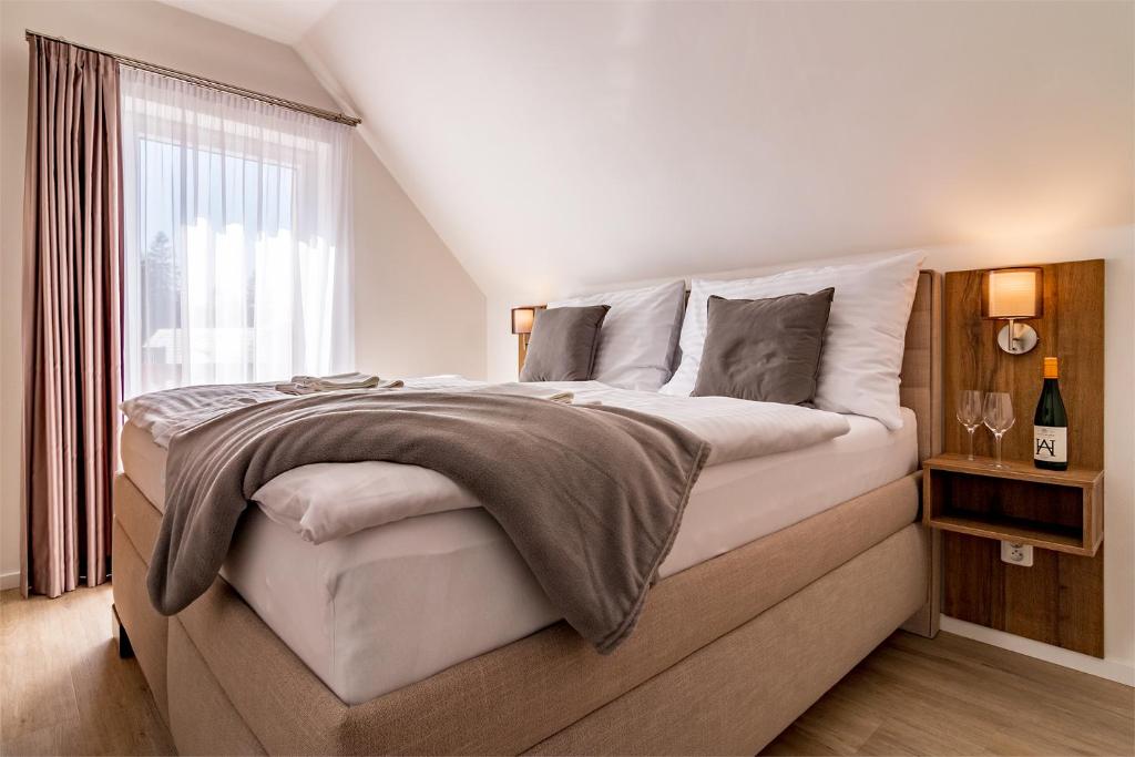 弗林布尔克Lipno Village Houses的卧室配有一张大白色床和窗户