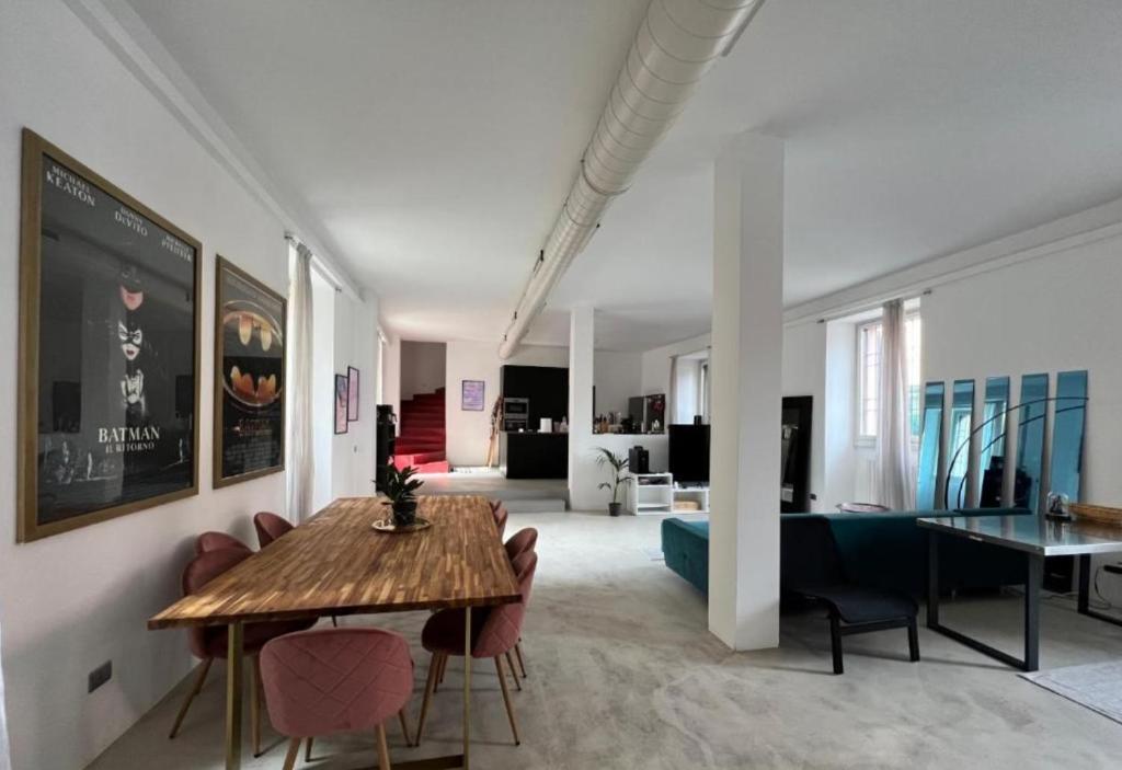 科洛尼奥蒙泽塞La casa di Wayne的客厅配有桌子和沙发