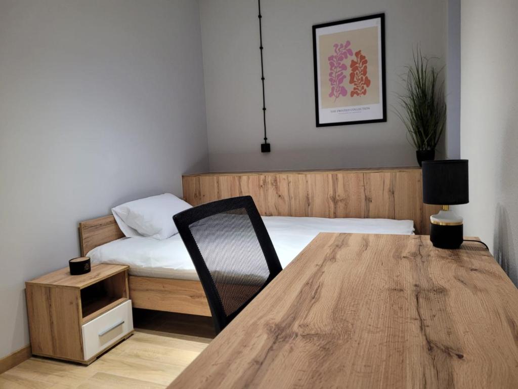斯塔洛瓦沃拉AXO-HOSTELS的配有桌子、床和椅子的房间