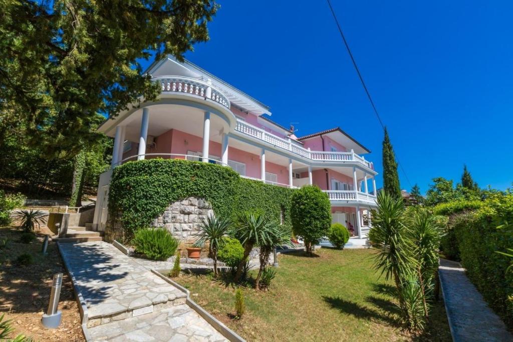 茨里克韦尼察Ferienwohnung für 4 Personen ca 70 qm in Crikvenica, Kvarner Bucht Crikvenica und Umgebung - a80103的一座带绿 ⁇ 的大型粉红色房子