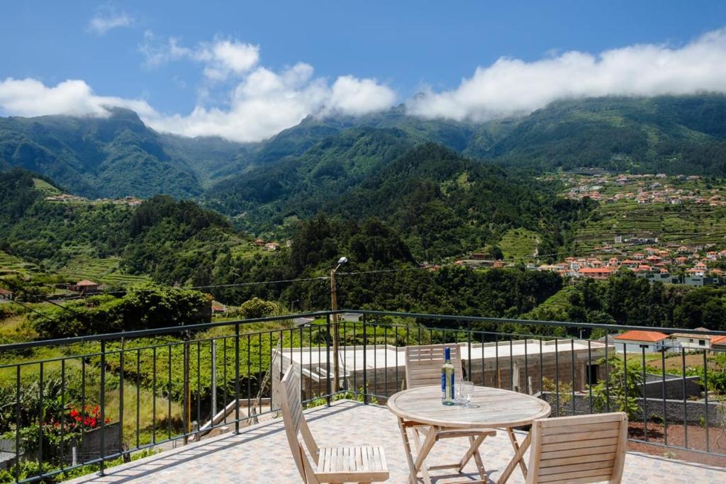 圣维森特GuestReady - Panoramic Mountain Escape的山景阳台上的桌椅