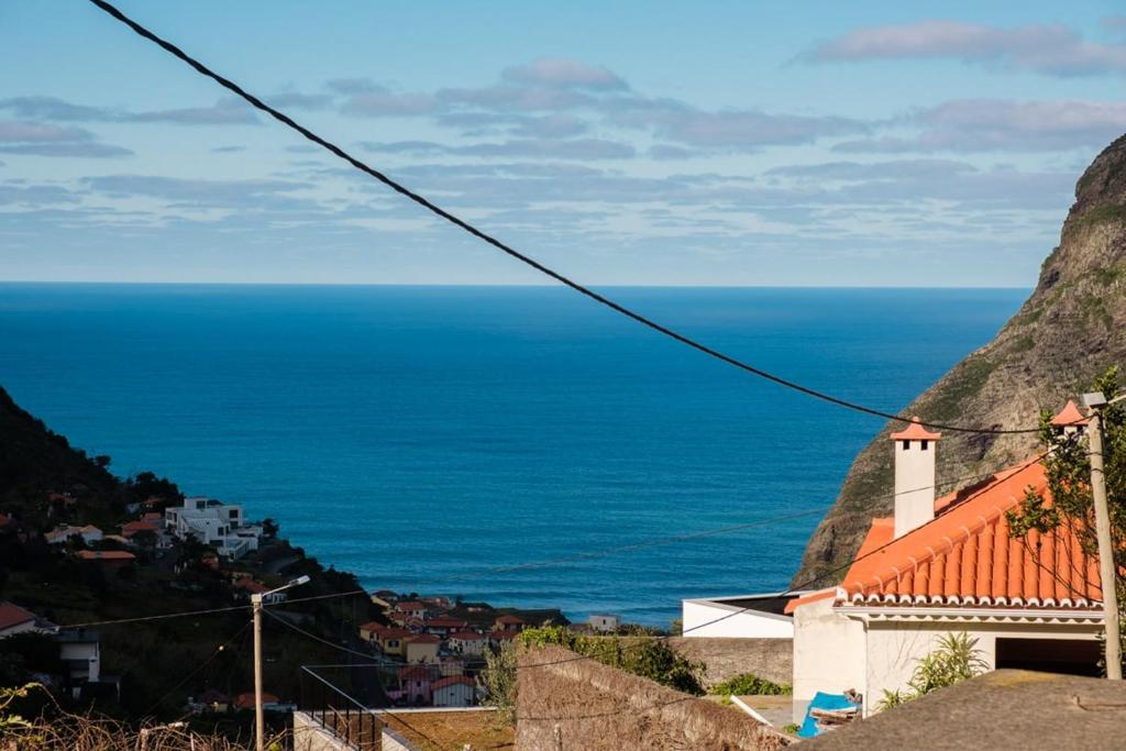 圣维森特GuestReady - Tranquil Spot in São Vicente的享有城镇的海景