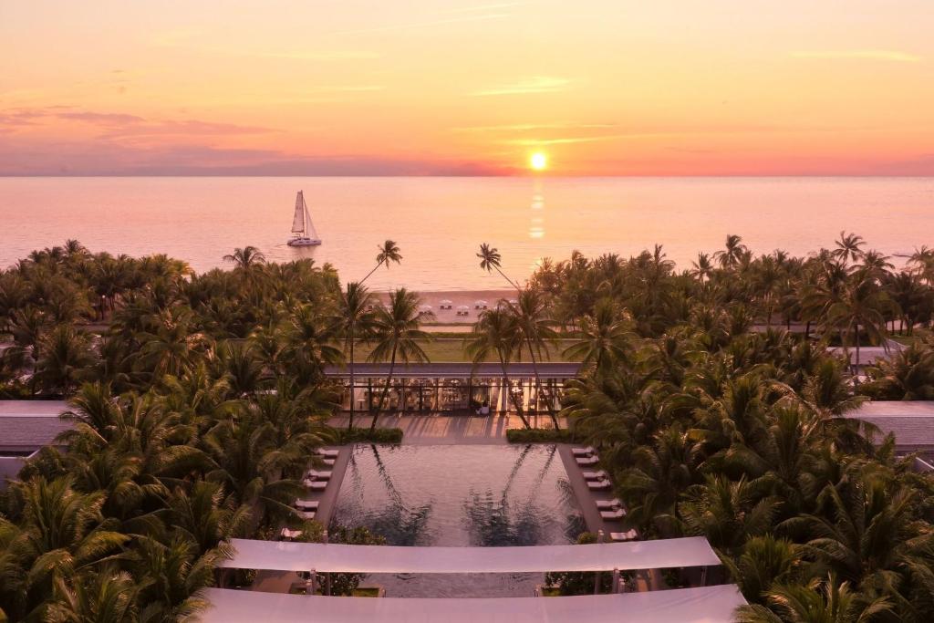 富国Regent Phu Quoc的日落时分享有度假村游泳池的景致