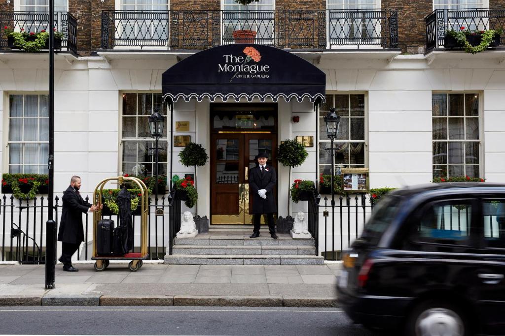 伦敦红色康乃馨蒙塔古花园酒店的站在建筑物外的两个人