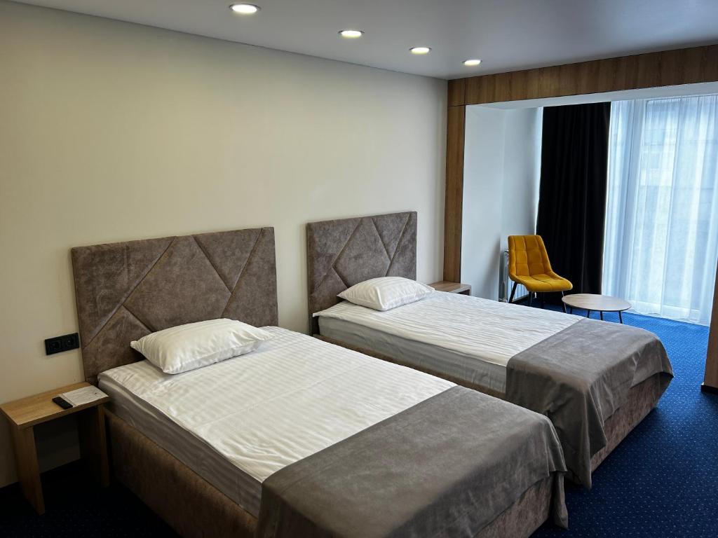 卡缅斯科耶Optima Collection Kamianske的酒店客房设有两张床和窗户。