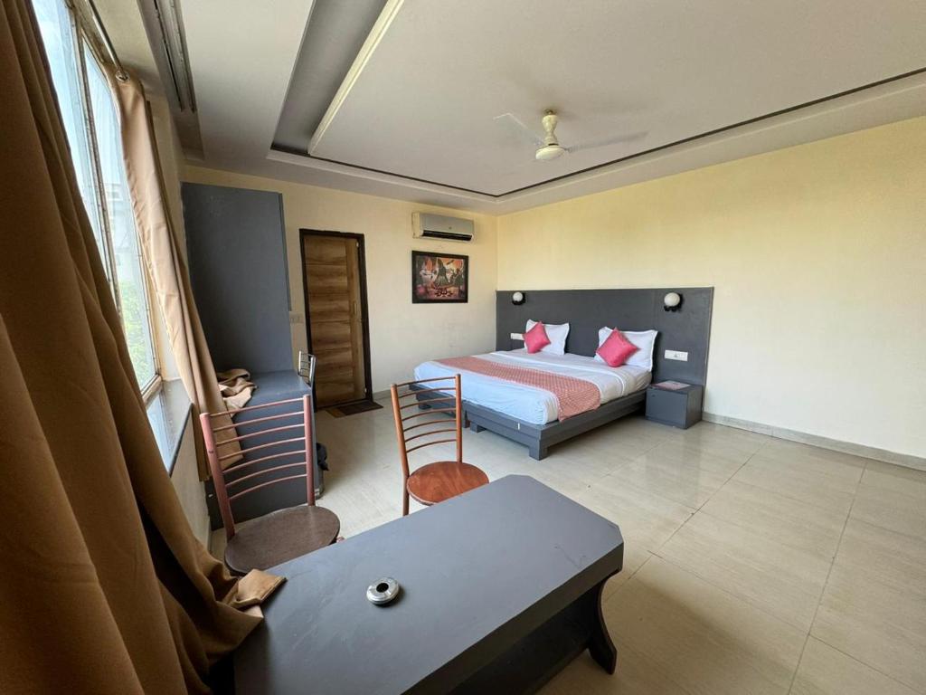 新德里Hotel Airport Stay - Near Terminal 3的一间卧室配有一张床和一张桌子