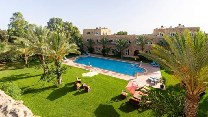 哈马马特Hôtel Dar Mhana的享有庭院的空中景致,设有游泳池