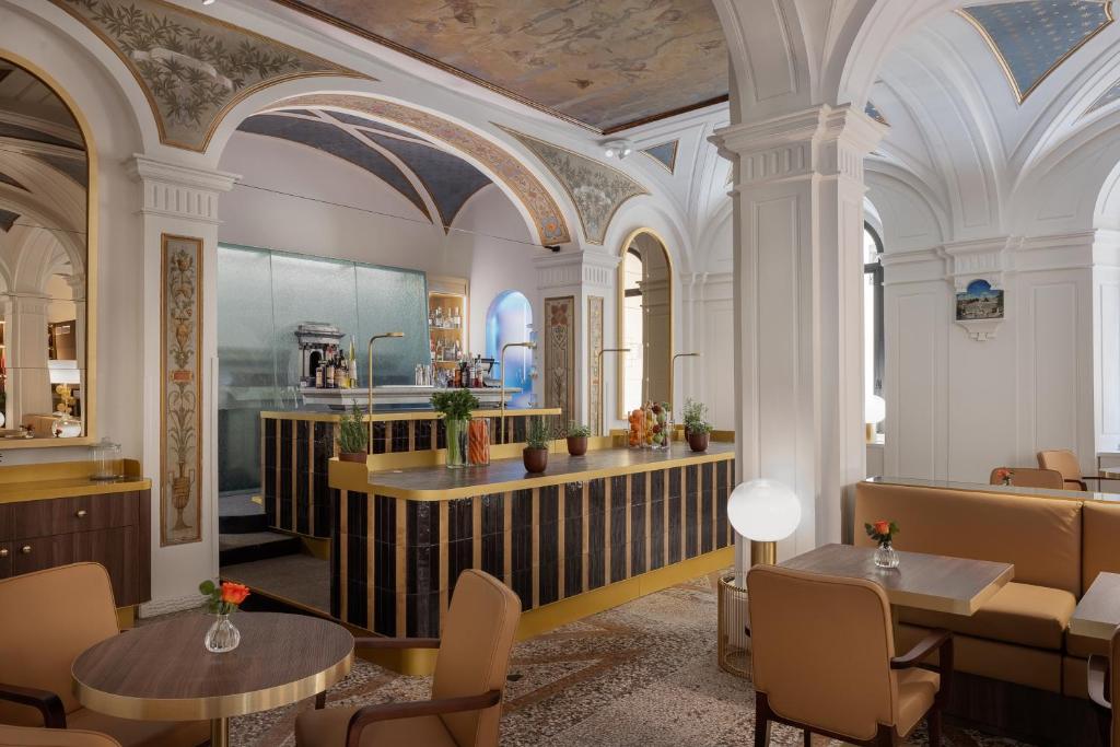 罗马Maison Roma Piazza di Spagna UNA Esperienze的一间带桌椅和天花板的餐厅