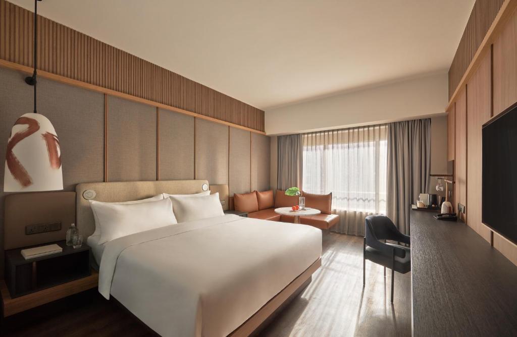 新加坡Amara Singapore - Newly Renovated的酒店客房设有一张大床和一台电视。