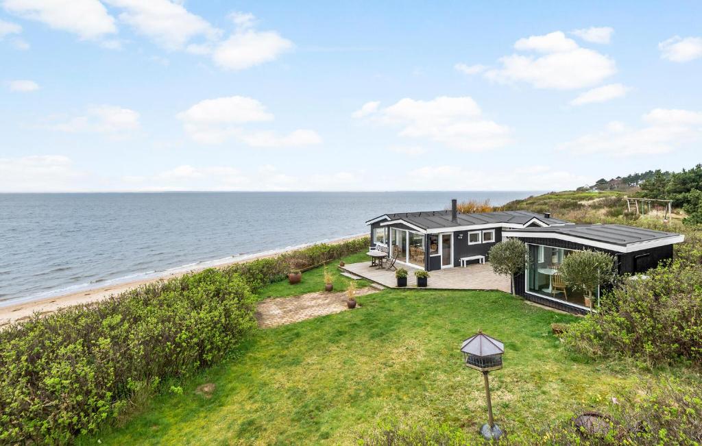 埃斯比约Cozy Home In Esbjerg V With Wifi的海滩上的房子,享有海景