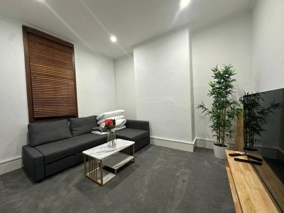 悉尼Remarkable 2 Bedroom House at the Centre of Darlinghurst的客厅配有沙发和桌子