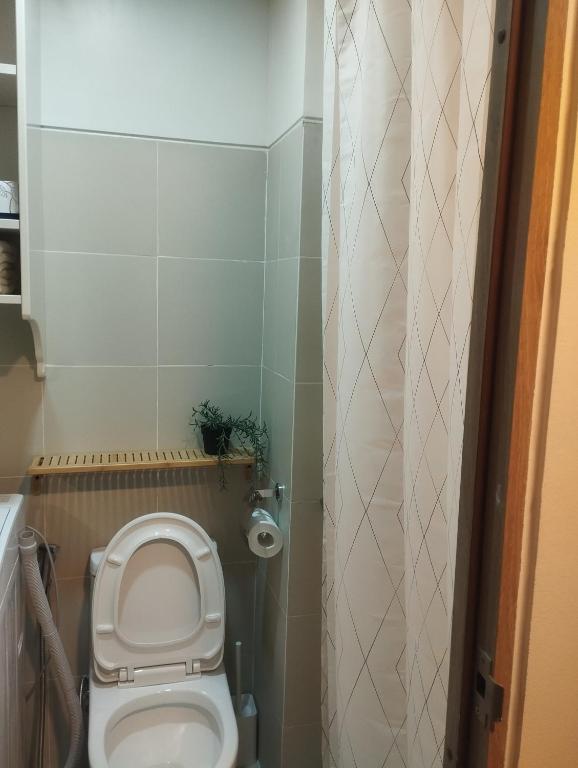 马尼拉S Residences的一间带卫生间和淋浴的小浴室