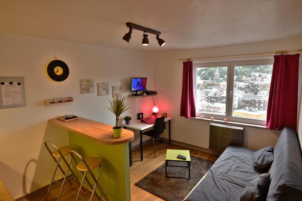 列日夸伊德罗马公寓的客厅配有沙发、桌子和书桌