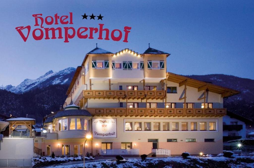 福姆普Hotel Vomperhof的一座有标志的建筑,上面写着酒店字迹