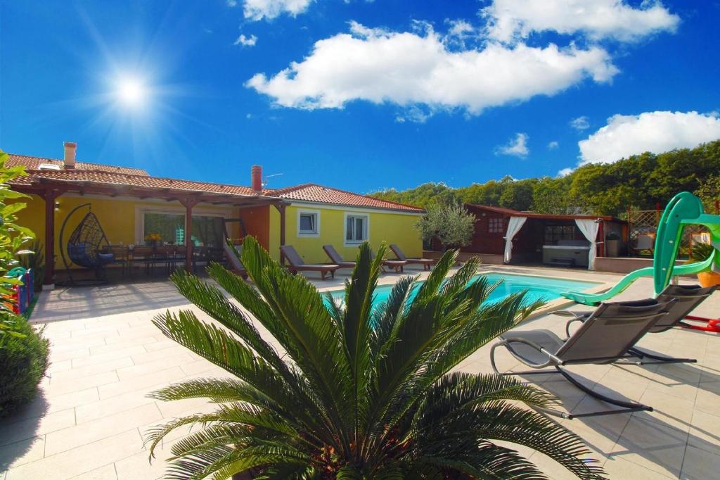罗波里卡Ferienhaus mit Privatpool für 8 Personen ca 130 qm in Loborika, Istrien Südküste von Istrien的一座带游泳池和房子的别墅