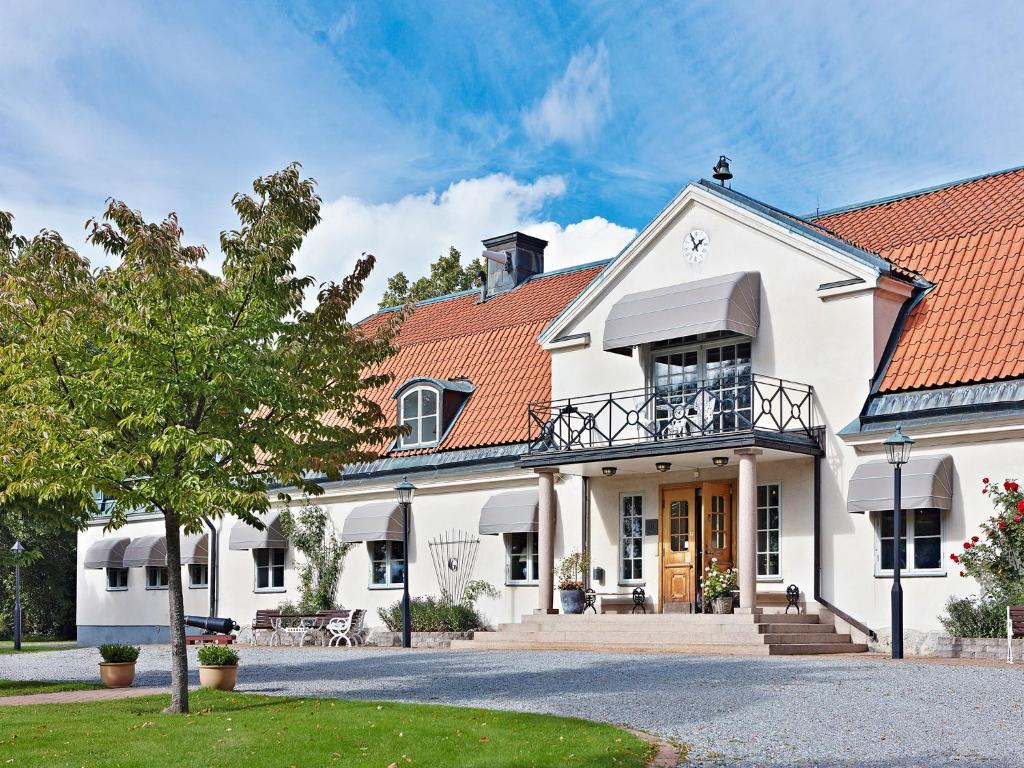 KungsängenGällöfsta Konferens & Herrgård的白色房子,有红色屋顶