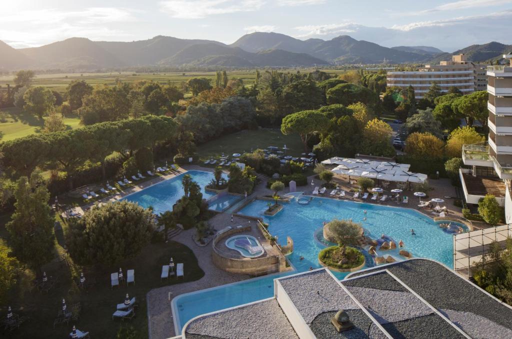 加尔齐尼亚诺辉煌酒店的享有带游泳池的度假村的空中景致