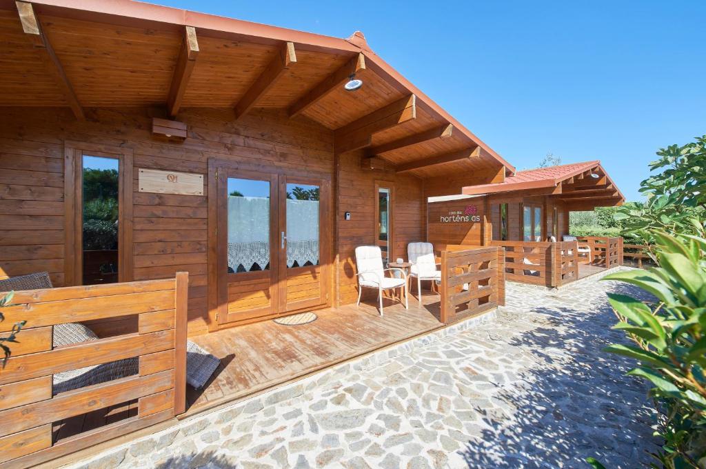 蒙塔吉尔Lakeside Cabin Oasis w/ AC, By TimeCooler的小木屋 - 带桌椅的甲板