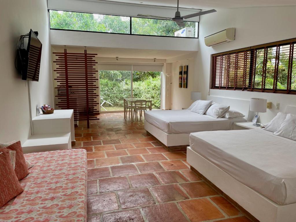 阿纳波伊马拉玛西亚精品酒店的一间带两张床的卧室和一间客厅