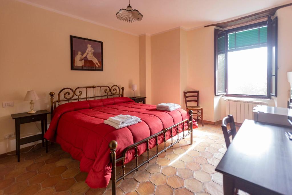 BoscoPie' d'Ulivo的一间卧室配有一张带红色毯子的床