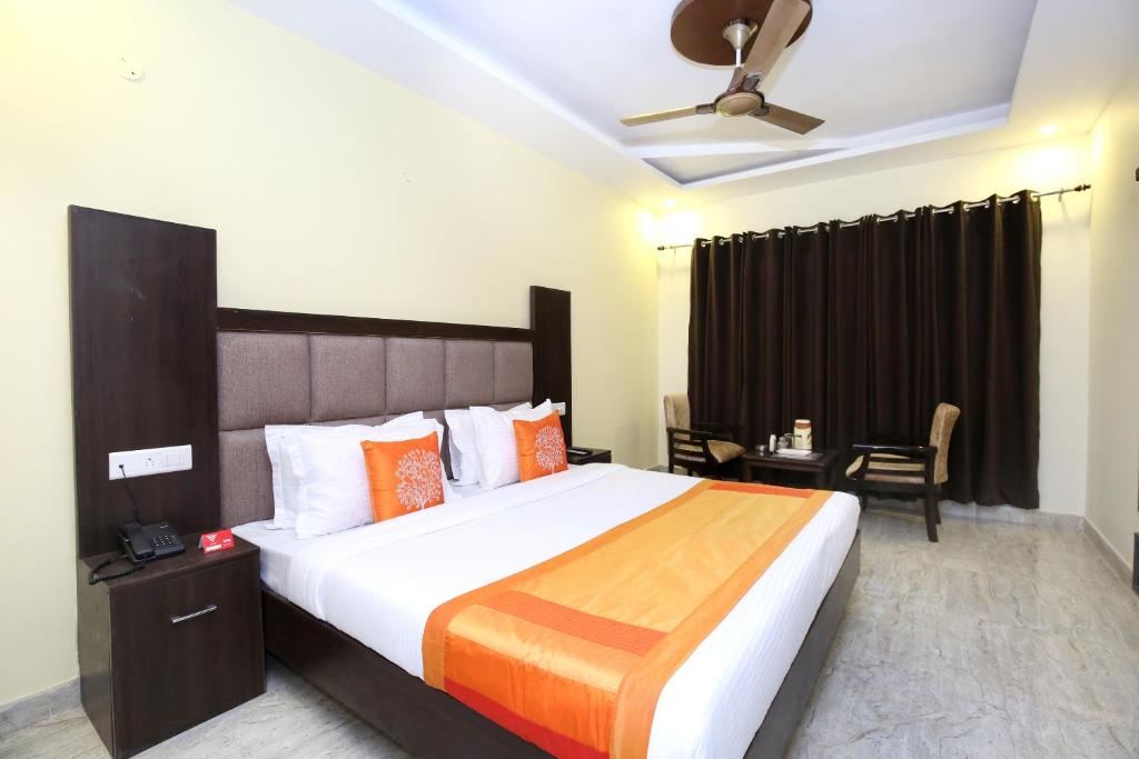 钱德加尔Hotel Royal的酒店客房设有一张大床和一张桌子。