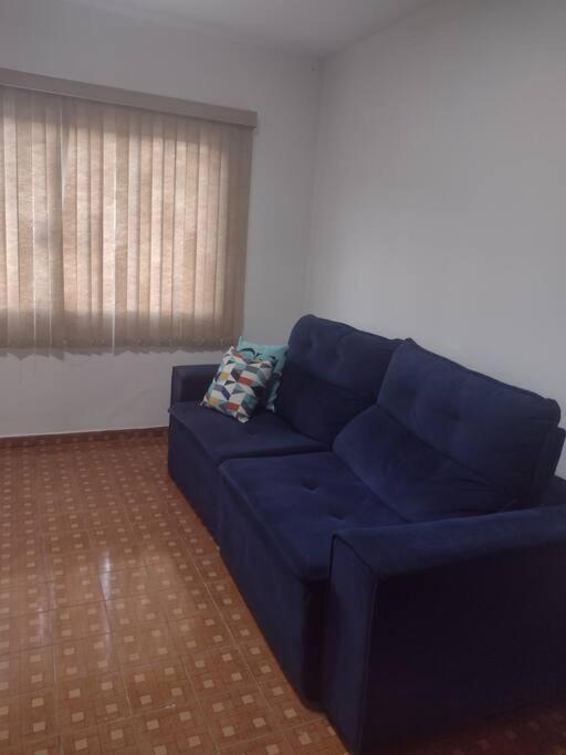 伊图佩瓦Casa centro Itupeva hopii wet的客厅设有蓝色沙发,配有窗户