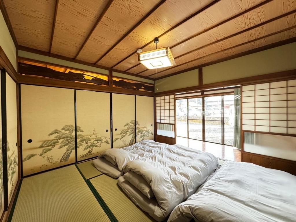 日光Polar Resort Nikko 4 - Vacation STAY 30491v的一张位于带木制天花板的客房内的大床