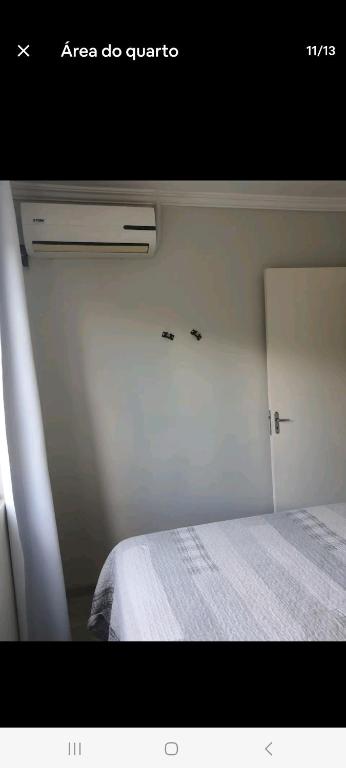 卡斯卡韦尔Apto Sirius 31的卧室配有白色的床和窗户。