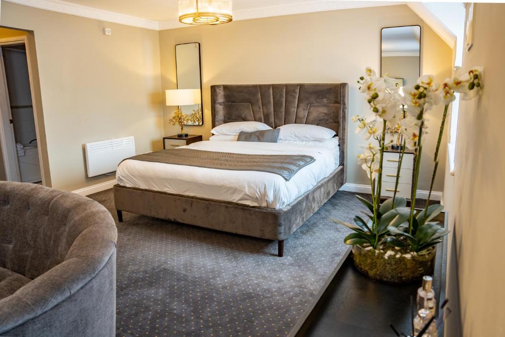伍斯特梨树旅馆和乡村酒店的一间卧室配有一张大床和一张沙发