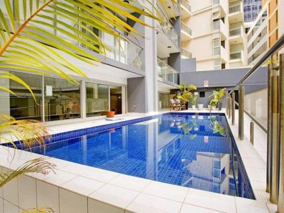 悉尼Superb Apartment in an Heart of Sydney' CBD的一座建筑物中央的游泳池