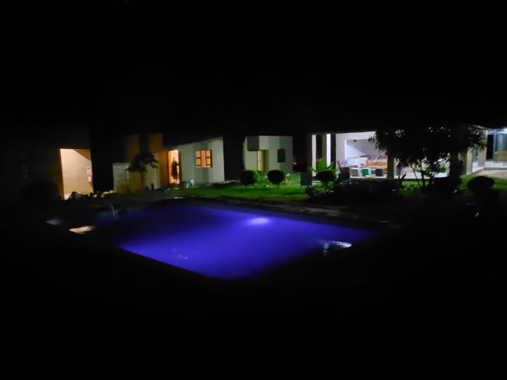 KachikauDestiny Blo Inn的庭院游泳池的夜景