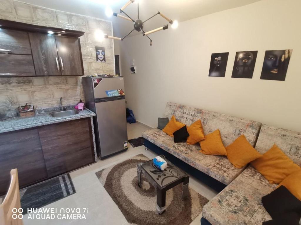 拉斯苏德尔Tavira Resort的带沙发的客厅和厨房