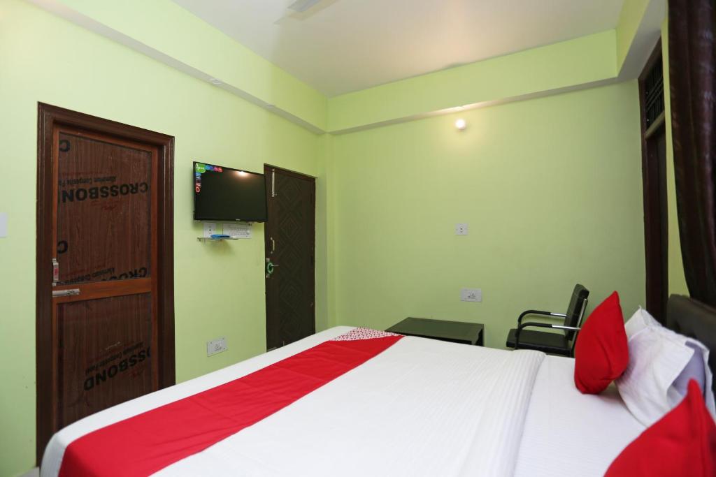 巴特那Flagship Near Anisabad Golambar的卧室配有一张床,墙上配有电视