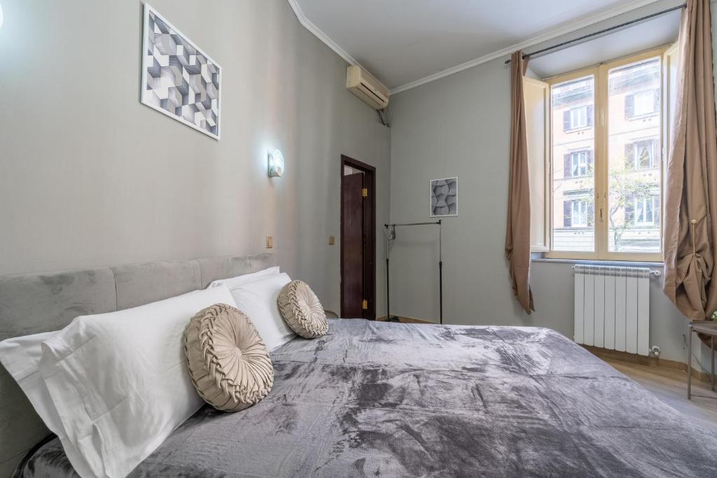 罗马ESQUILINO HARMONY GUESTHOUSE - close to COLOSSEUM的一间卧室配有一张大床和枕头