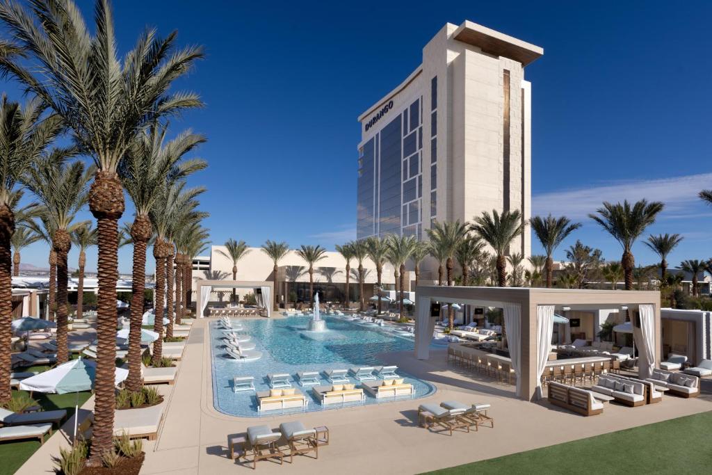 拉斯维加斯Durango Casino &amp; Resort的一座带游泳池和酒店的度假村形象