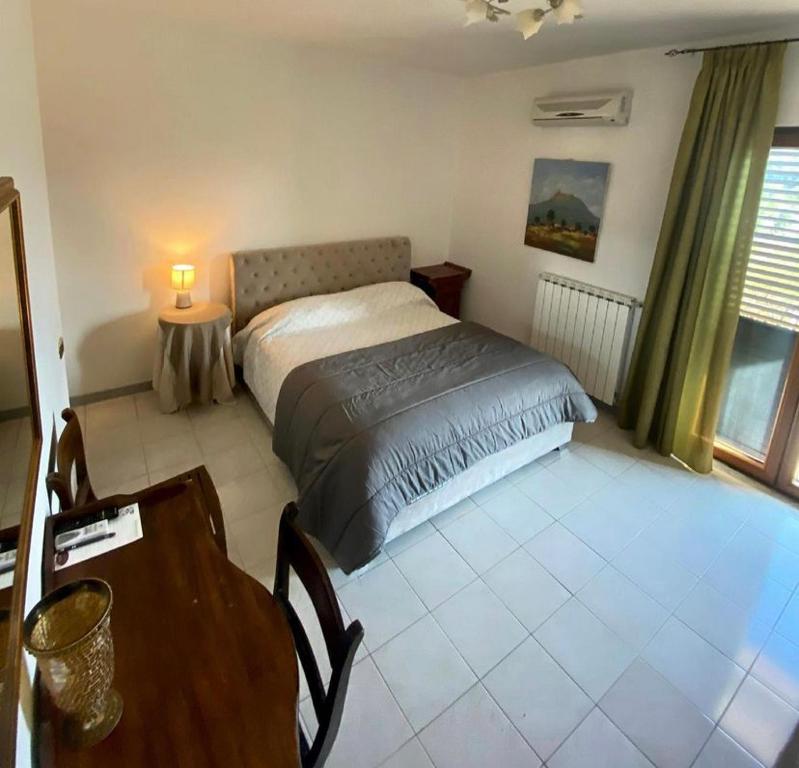 阿韦利诺GuesthouseAntonia的一间卧室配有一张床、一张桌子和一个窗户。
