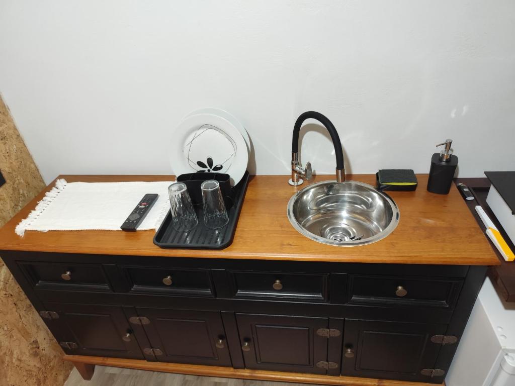 伊达贾伊Small house的厨房台面上设有一个水槽