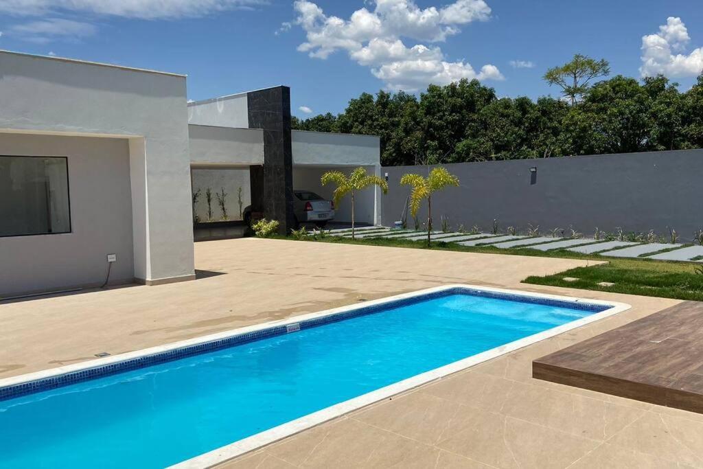塞蒂拉瓜斯Sítio Gilmar2filhas的一座房子后院的游泳池
