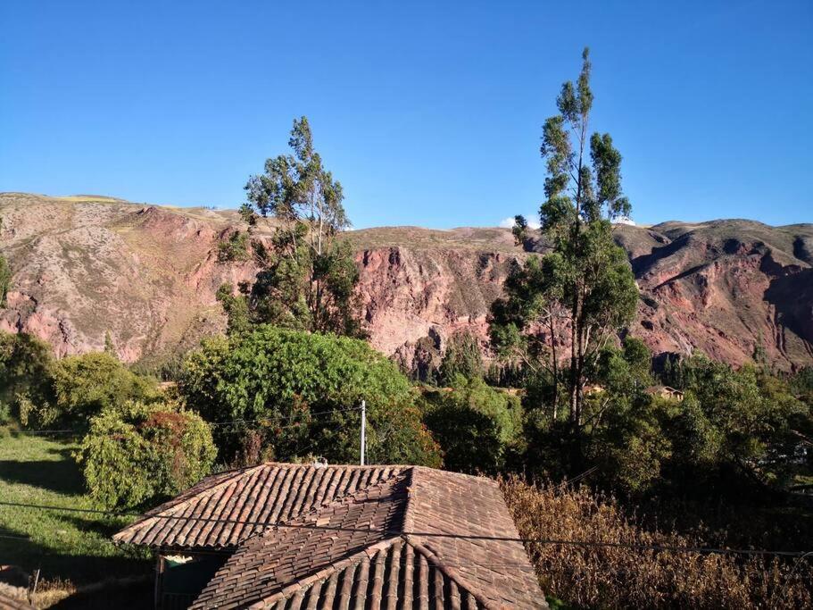 乌鲁班巴Casa de las Flores, Valle Sagrado Cusco的山地建筑的屋顶