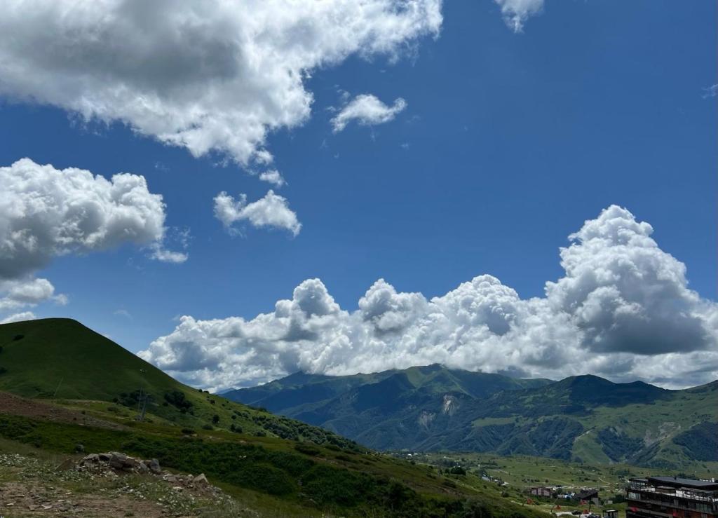 古多里Gogi Ski Resort的青翠的山坡,有蓝天和云