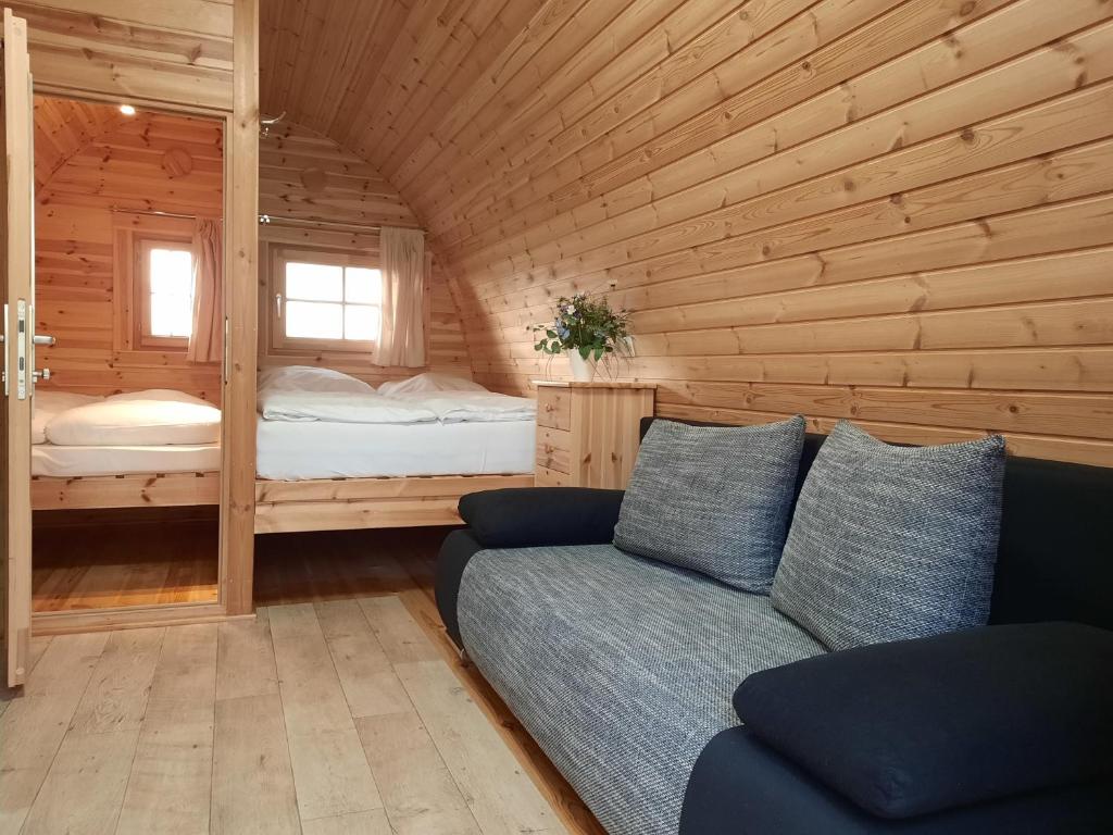 Silberstedt43 Camping Pod的小木屋内带沙发的客厅
