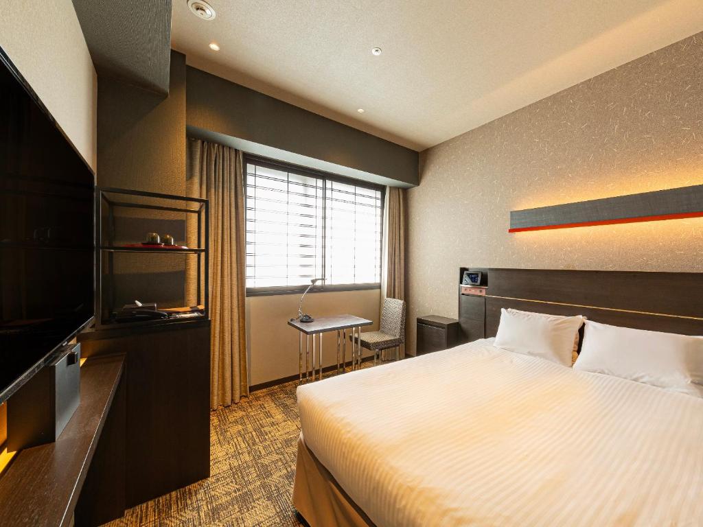 京都京阪京都八条口酒店的配有一张床和一张书桌的酒店客房